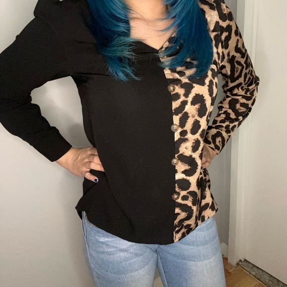 Small long sleeve split leopard print and black blouse - Picture 2 of 5